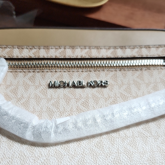 🔥Michael Kors NWT🔥Tan and Cream Crossbody Bag - Picture 2 of 6